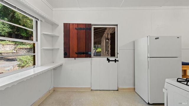 22 Oak Rd, Fairfax, CA 94930