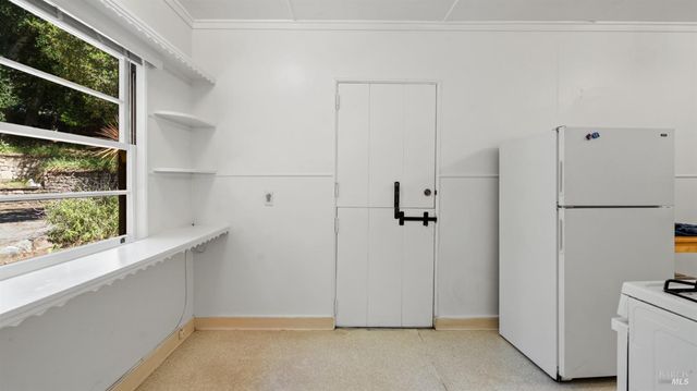 22 Oak Rd, Fairfax, CA 94930