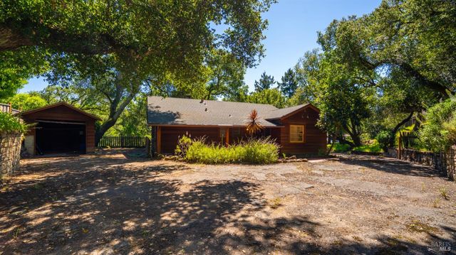 22 Oak Rd, Fairfax, CA 94930