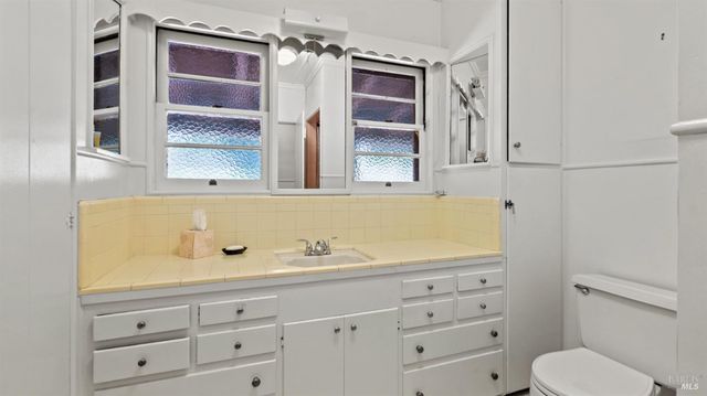 22 Oak Rd, Fairfax, CA 94930