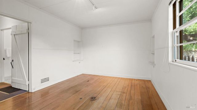 22 Oak Rd, Fairfax, CA 94930