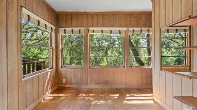 22 Oak Rd, Fairfax, CA 94930