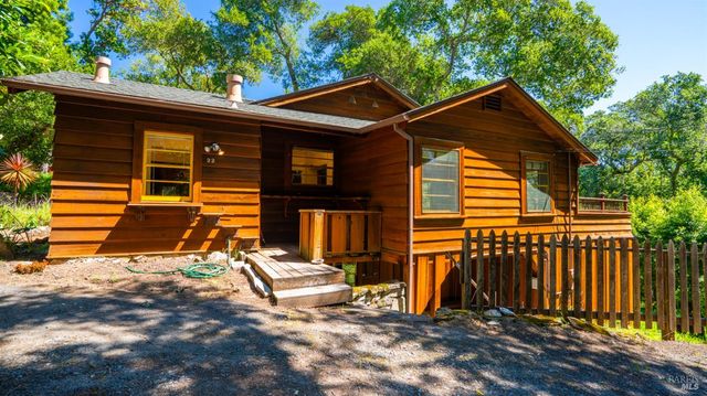 22 Oak Rd, Fairfax, CA 94930