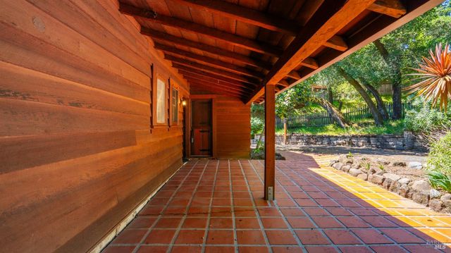 22 Oak Rd, Fairfax, CA 94930