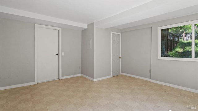 22 Oak Rd, Fairfax, CA 94930