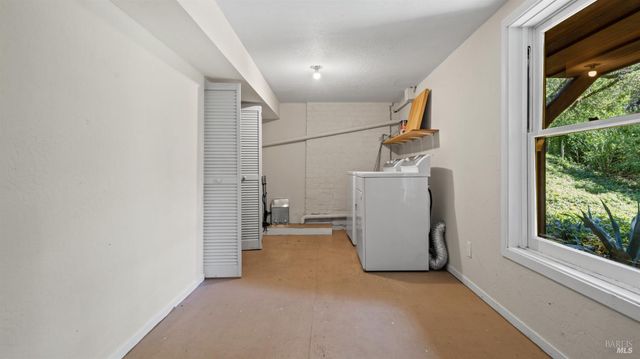 22 Oak Rd, Fairfax, CA 94930