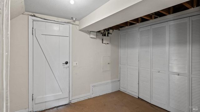 22 Oak Rd, Fairfax, CA 94930