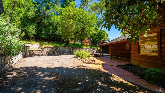 22 Oak Rd, Fairfax, CA 94930