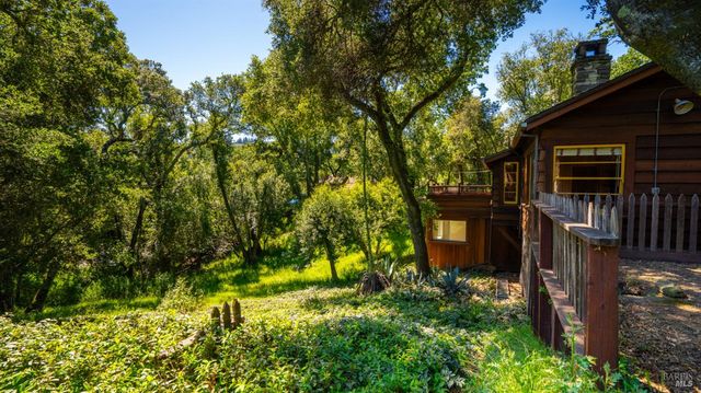 22 Oak Rd, Fairfax, CA 94930