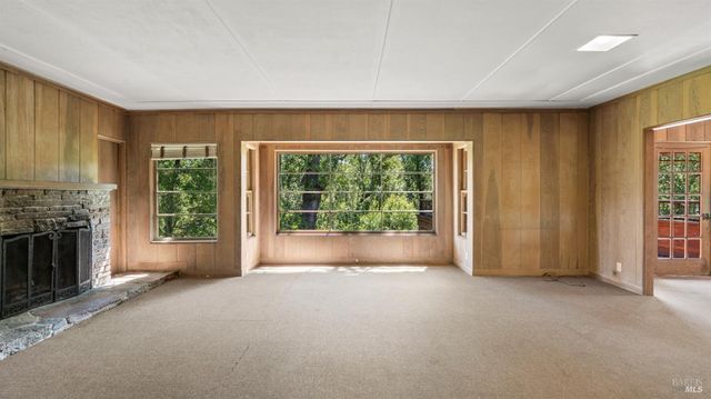 22 Oak Rd, Fairfax, CA 94930