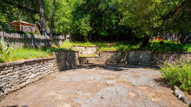 22 Oak Rd, Fairfax, CA 94930