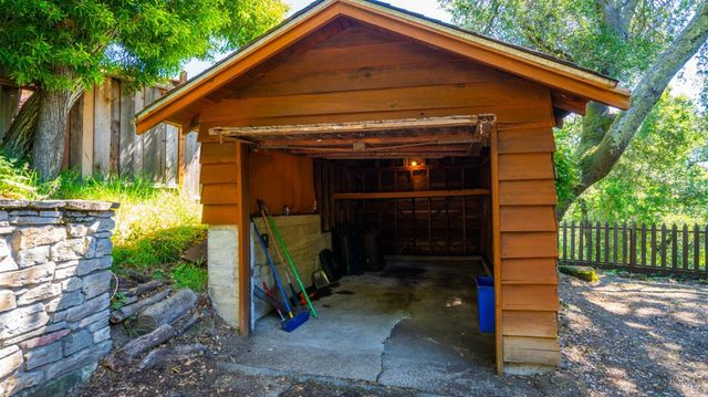 22 Oak Rd, Fairfax, CA 94930