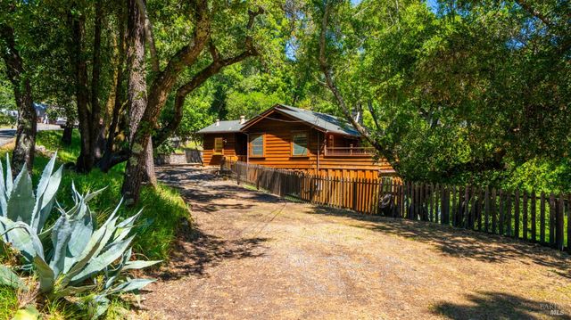 22 Oak Rd, Fairfax, CA 94930