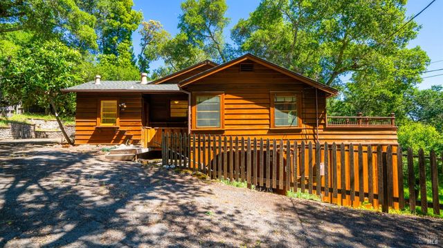 22 Oak Rd, Fairfax, CA 94930