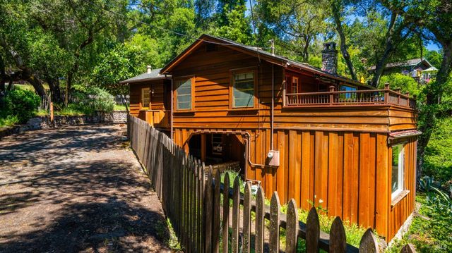 22 Oak Rd, Fairfax, CA 94930