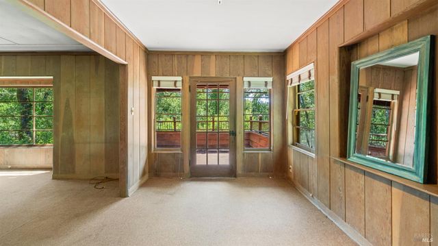 22 Oak Rd, Fairfax, CA 94930