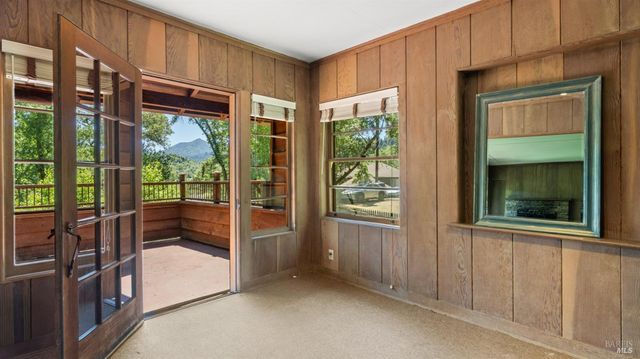 22 Oak Rd, Fairfax, CA 94930