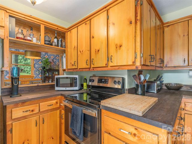 215 Hall Top Road, Waynesville, NC 28786