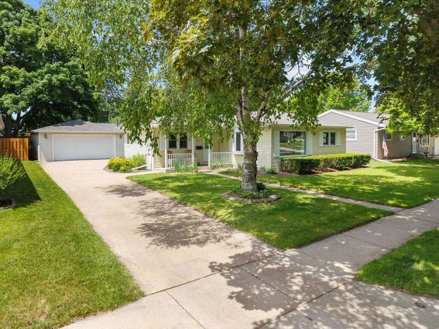 2213 N BENNETT STREET, Appleton, WI 54914