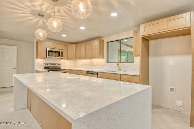 8261 E 18th Street, Tucson, AZ 85710