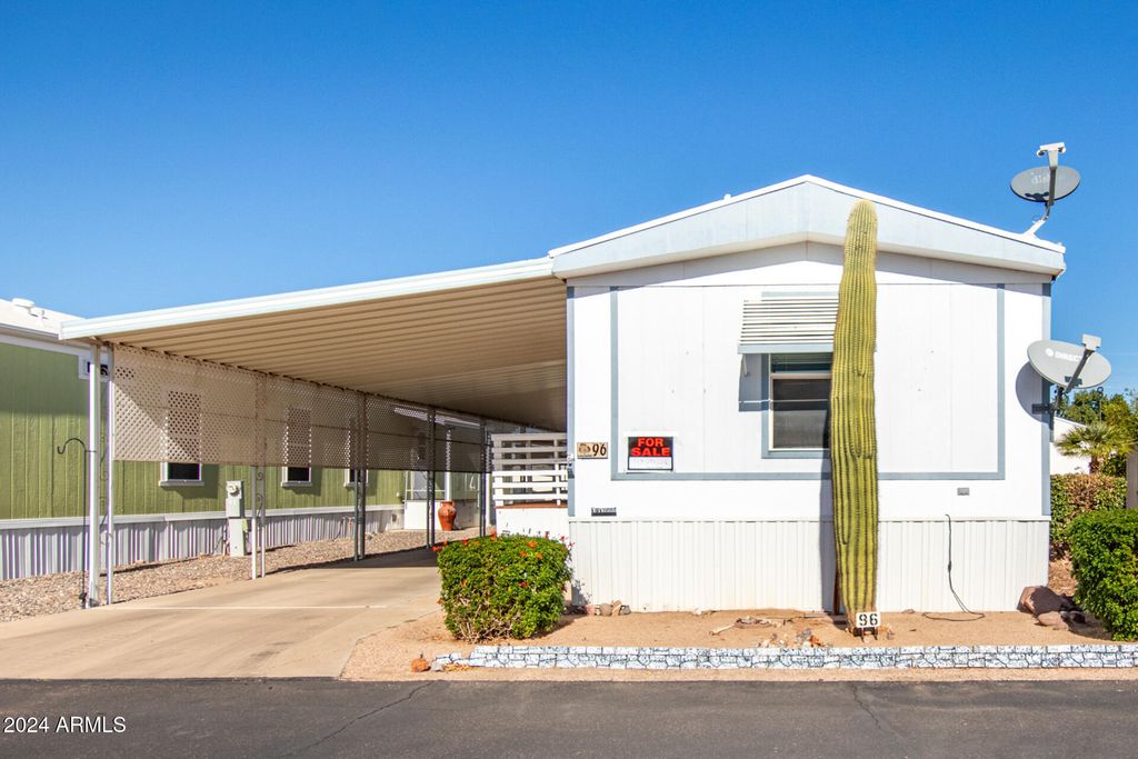 126 S TOMAHAWK Road 96, Apache Junction, AZ 85119 — exterior