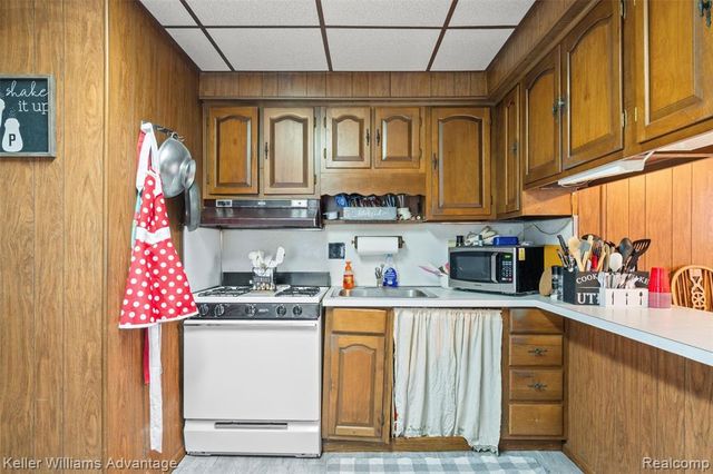 2085 Thomas Street, Lincoln Park, MI 48146