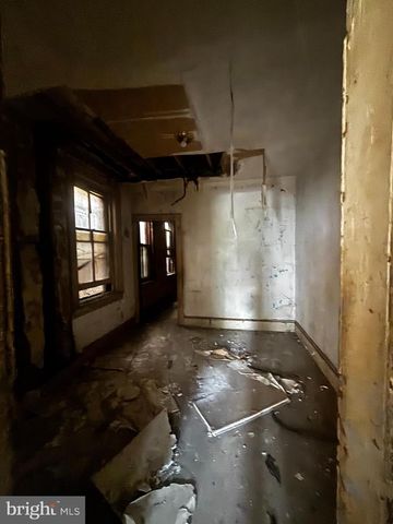 911 W HUNTINGDON ST, Philadelphia, PA 19133