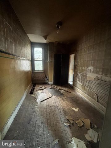 911 W HUNTINGDON ST, Philadelphia, PA 19133