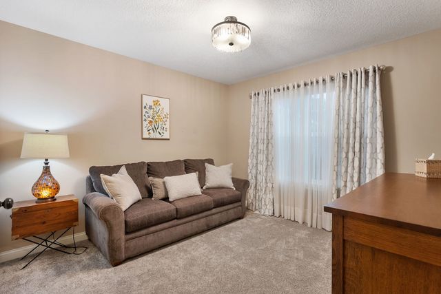 2535 Pheasant Creek Circle, Davenport, IA 52807
