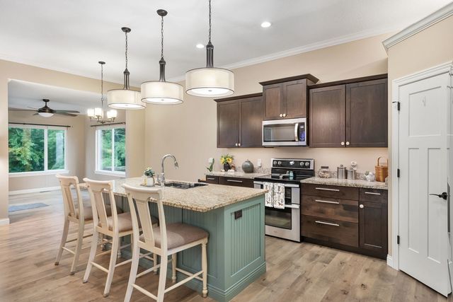 2535 Pheasant Creek Circle, Davenport, IA 52807
