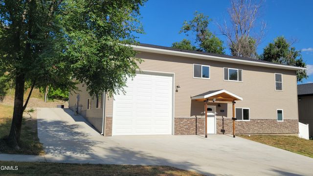 506 4th Avenue NE, Mandan, ND 58554 property photo