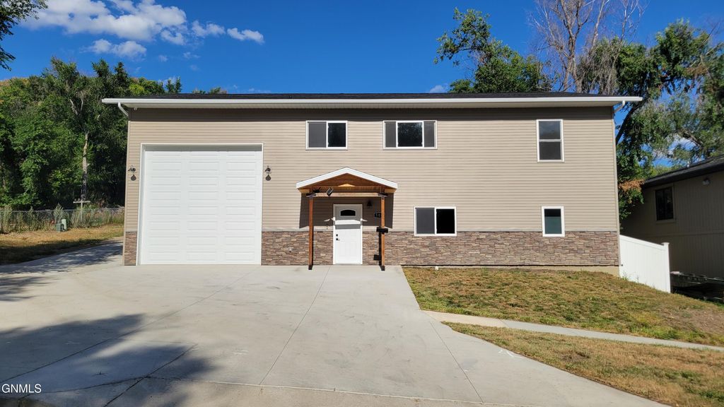 506 4th Avenue NE, Mandan, ND 58554 photo 1