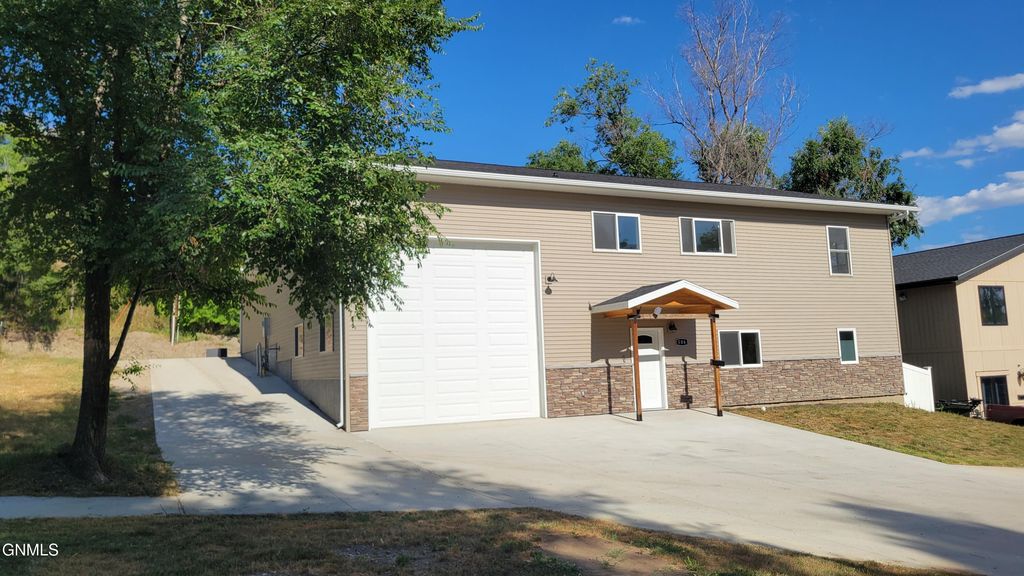 506 4th Avenue NE, Mandan, ND 58554 photo 2