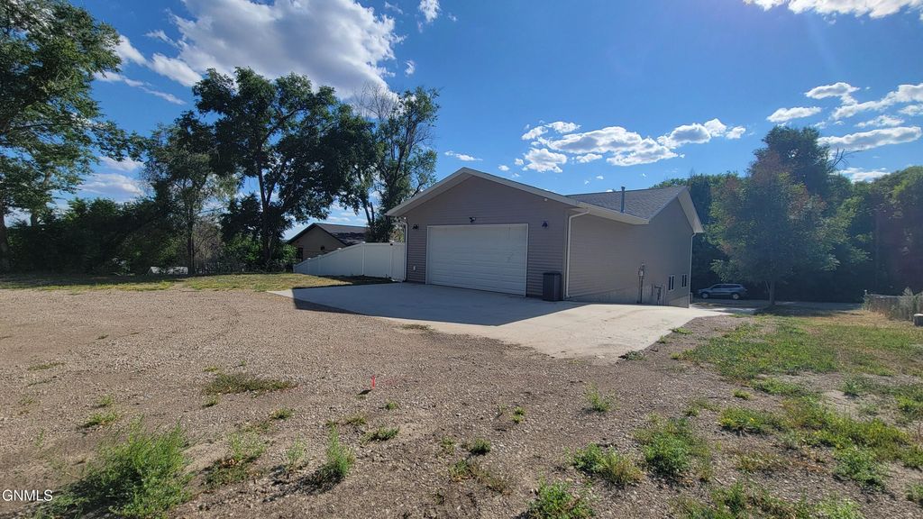 506 4th Avenue NE, Mandan, ND 58554 photo 3