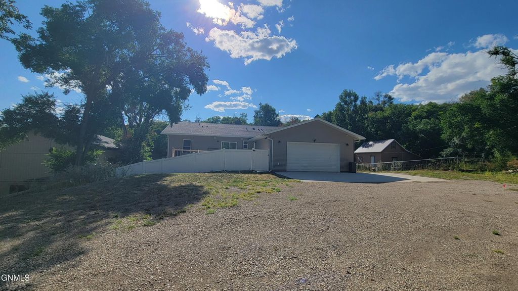 506 4th Avenue NE, Mandan, ND 58554 photo 5