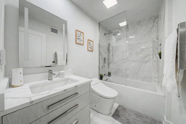 4050 Dundee Road 209, Northbrook, IL 60062