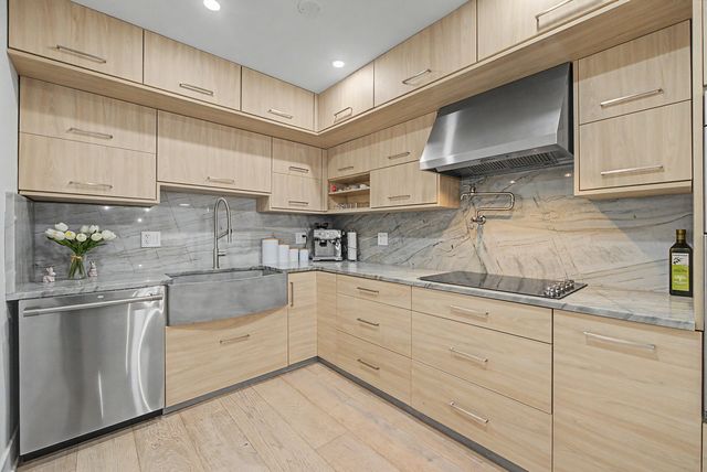 4050 Dundee Road 209, Northbrook, IL 60062