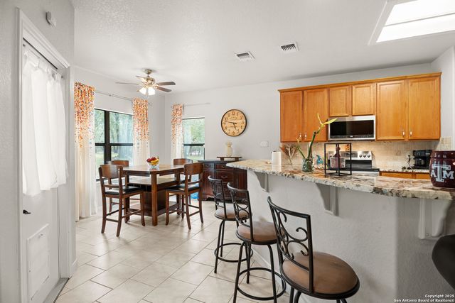 205 Oak Hollow Dr, La Vernia, TX 78121
