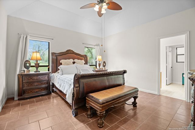 205 Oak Hollow Dr, La Vernia, TX 78121