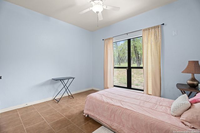 205 Oak Hollow Dr, La Vernia, TX 78121
