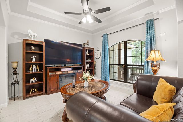 205 Oak Hollow Dr, La Vernia, TX 78121