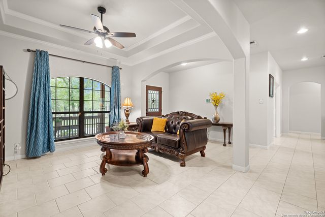 205 Oak Hollow Dr, La Vernia, TX 78121
