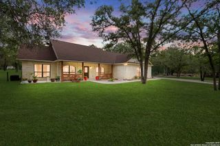 205 Oak Hollow Dr, La Vernia, TX 78121