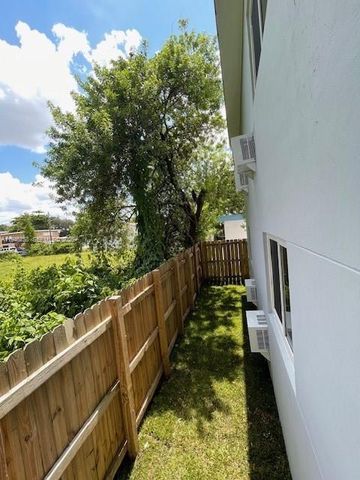 1920 NW 151st St 3, Opa-locka, FL 33054