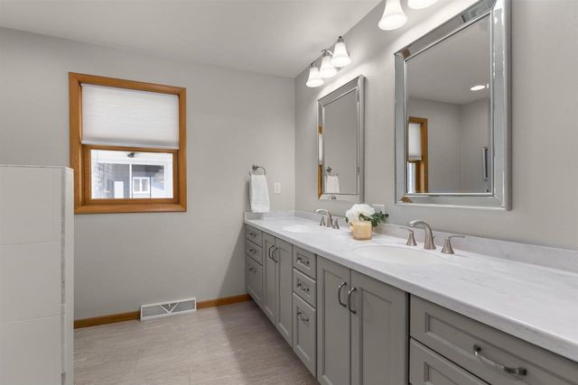 2714 N ELMWOOD COURT, Appleton, WI 54911