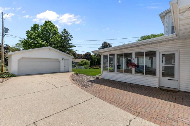 2714 N ELMWOOD COURT, Appleton, WI 54911