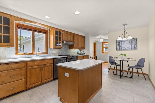2714 N ELMWOOD COURT, Appleton, WI 54911