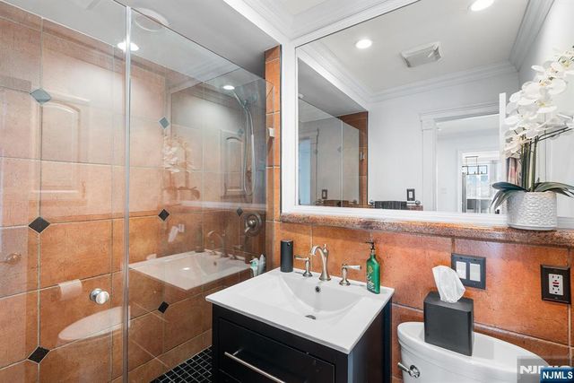 6040 Boulevard East 18c, West New York, NJ 07093