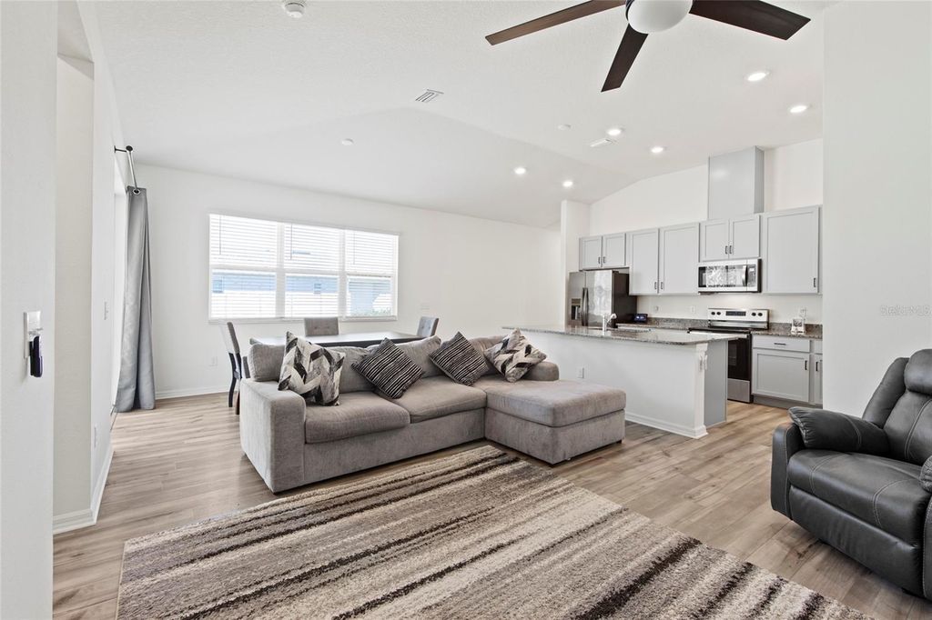 Image 6 of property listing at 2688 89TH STREET CIRCLE E, Palmetto, FL 34221