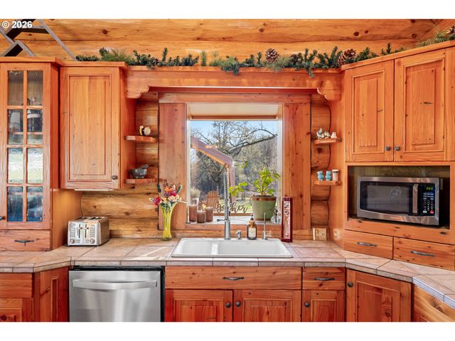 125 KESTREL Ln, Roseburg, OR 97471